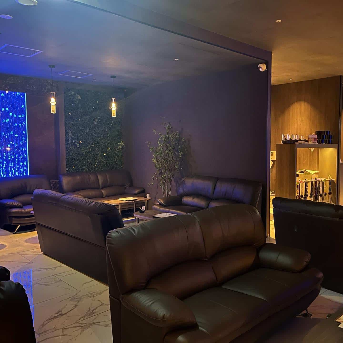 【煙間難波 シーシャ バー】柔らかな光とともに